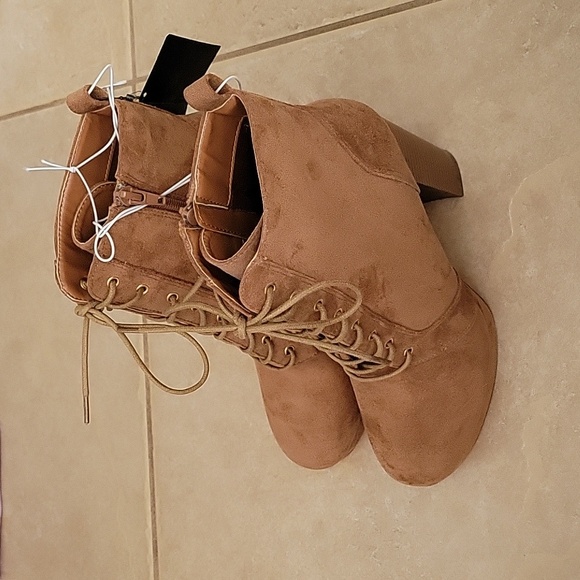Forever 21 size 10 suede heel boots Tan color - Picture 3 of 7